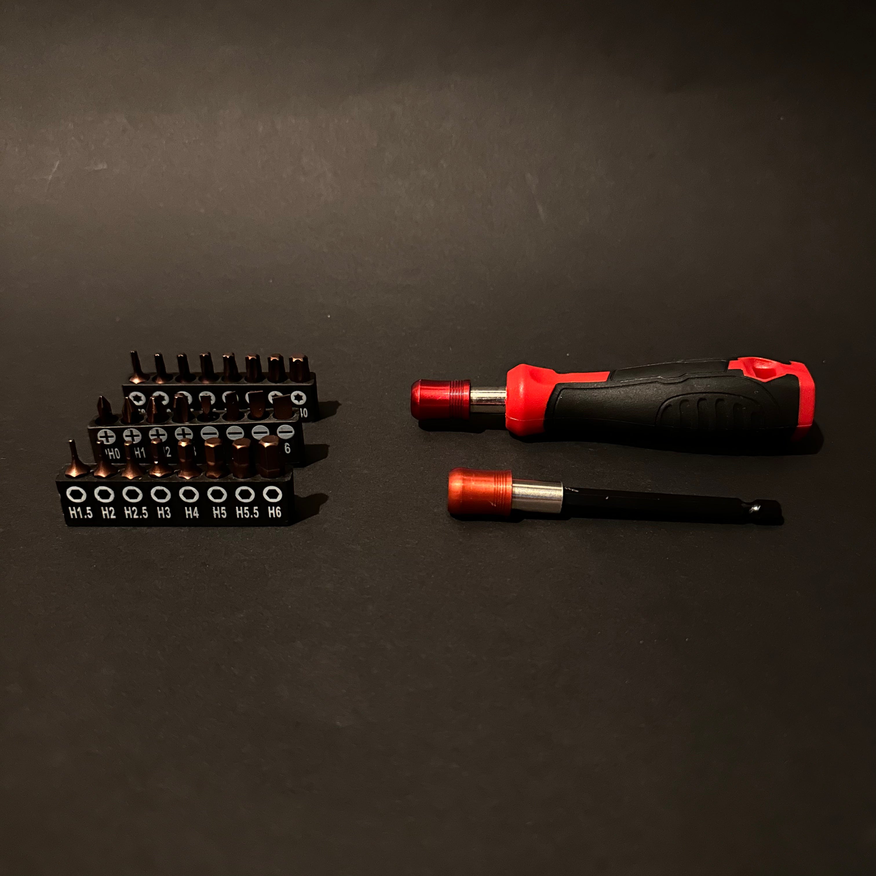 Himmelwerk EInbau-Set:  Ratschen Schraubendreher mit  100mm Verlängerung & rutschfesten Griff, 26-teiliges Bit-Set